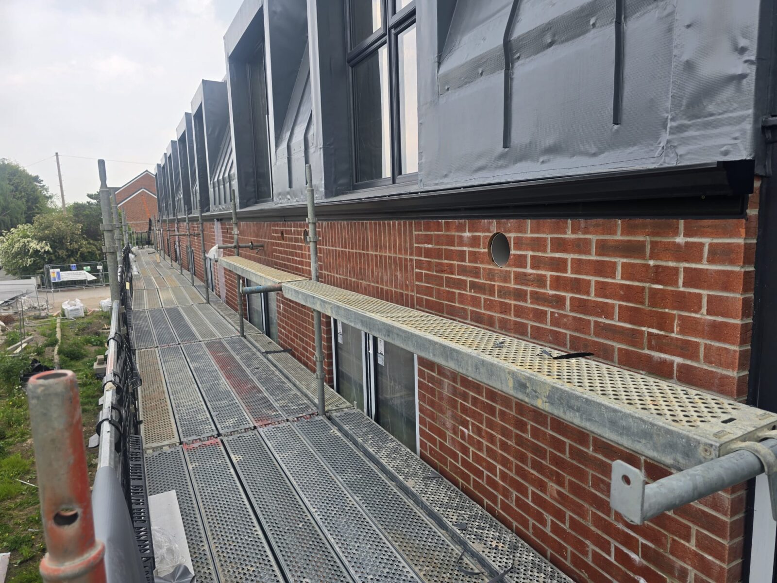 seamless aluminium guttering with temporary downpipes
